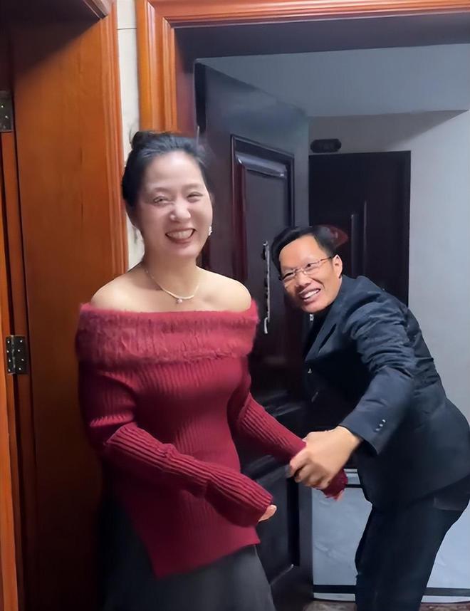 自己老妈老爸回家眼都看直了抱着狂亲不撒手pg电子免费模拟器游戏湖南00后女子爆改(图2)