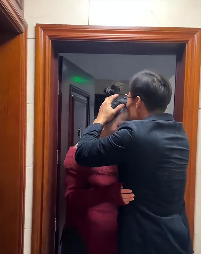 自己老妈老爸回家眼都看直了抱着狂亲不撒手pg电子免费模拟器游戏湖南00后女子爆改(图7)